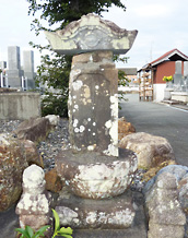 新原彌左右衛門村一の笠付墓碑